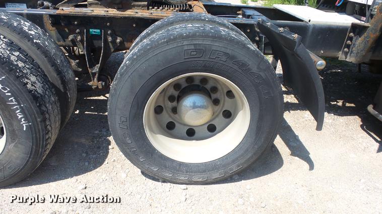 image for item DE7235 2007 International 9400i semi truck