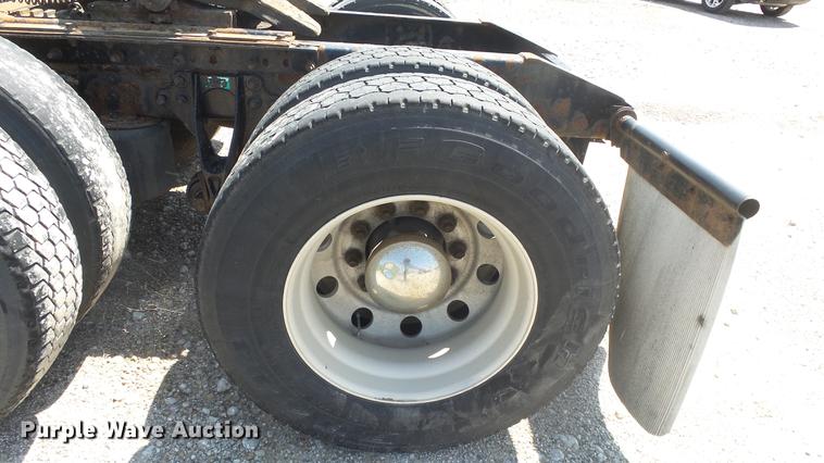 image for item DE7235 2007 International 9400i semi truck