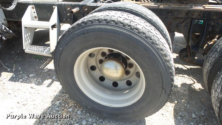 image for item DE7235 2007 International 9400i semi truck