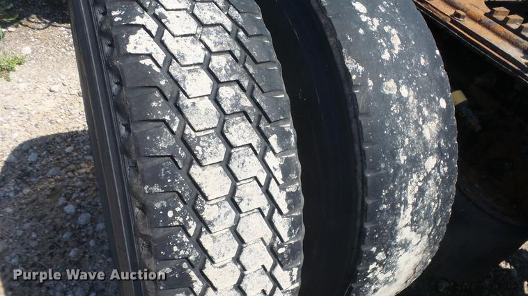 image for item DE7235 2007 International 9400i semi truck