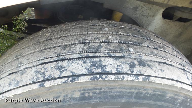 image for item DE7235 2007 International 9400i semi truck