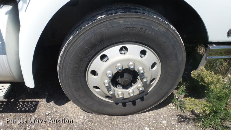 image for item DE7235 2007 International 9400i semi truck