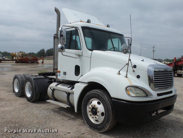 image for item DE7236 2004 Freightliner Columbia semi truck