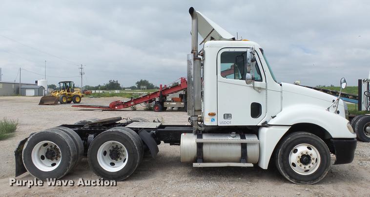 image for item DE7236 2004 Freightliner Columbia semi truck