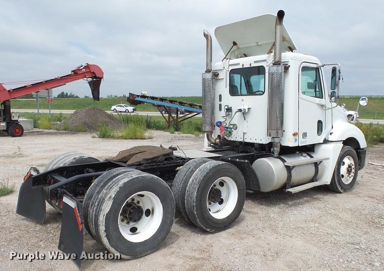image for item DE7236 2004 Freightliner Columbia semi truck