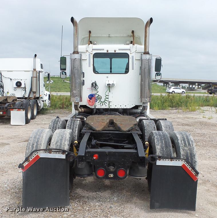 image for item DE7236 2004 Freightliner Columbia semi truck