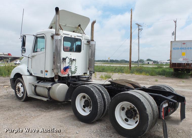 image for item DE7236 2004 Freightliner Columbia semi truck
