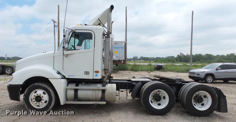 image for item DE7236 2004 Freightliner Columbia semi truck