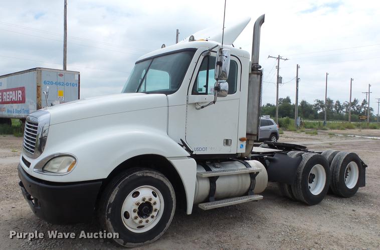 image for item DE7236 2004 Freightliner Columbia semi truck