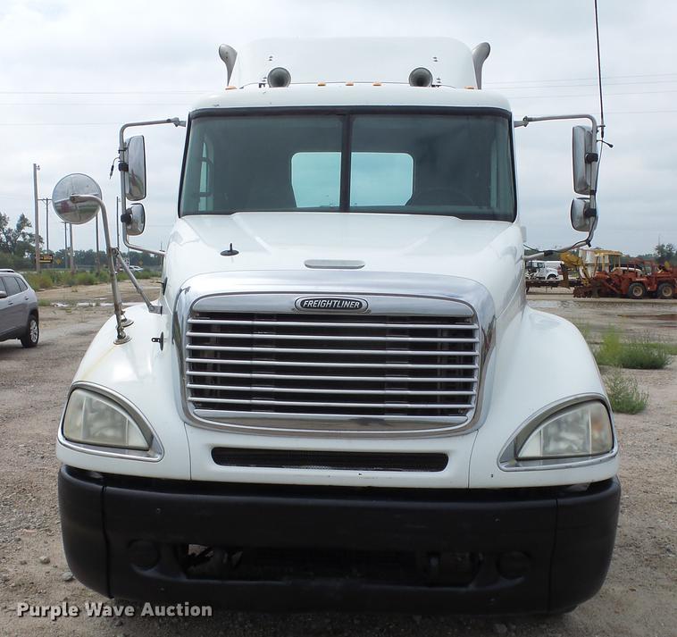 image for item DE7236 2004 Freightliner Columbia semi truck