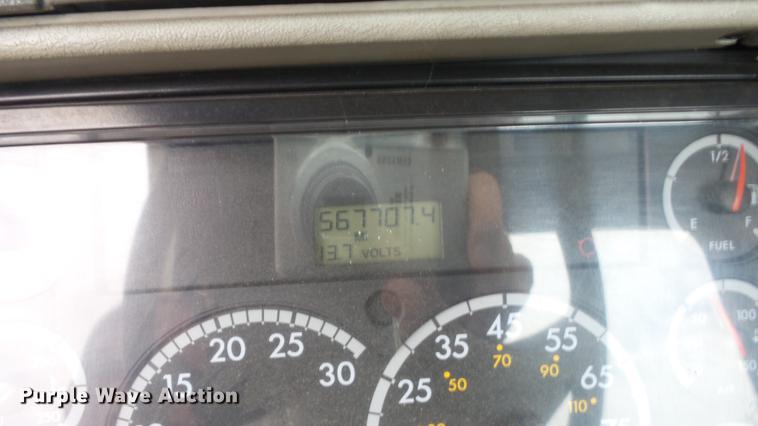 image for item DE7236 2004 Freightliner Columbia semi truck