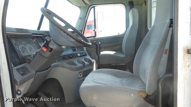 image for item DE7236 2004 Freightliner Columbia semi truck