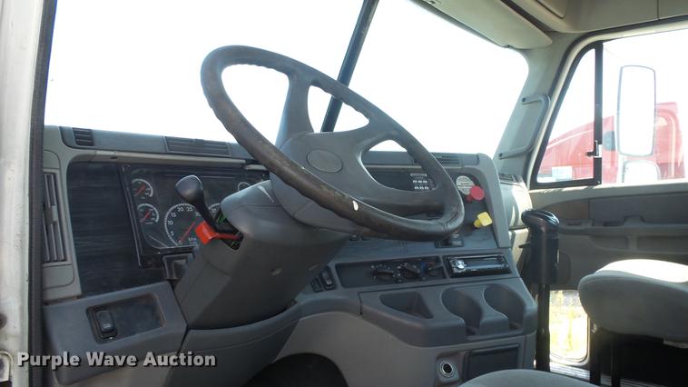 image for item DE7236 2004 Freightliner Columbia semi truck