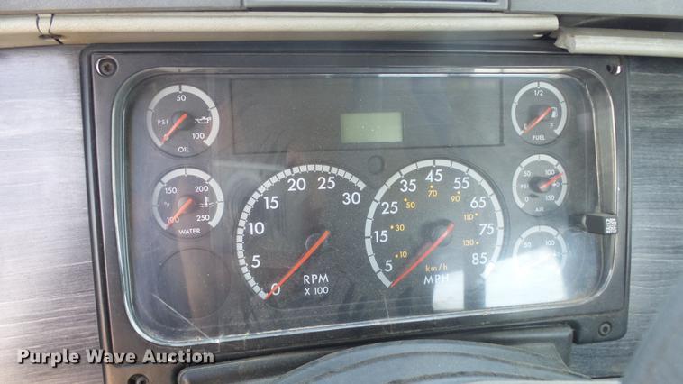 image for item DE7236 2004 Freightliner Columbia semi truck