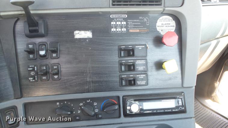 image for item DE7236 2004 Freightliner Columbia semi truck