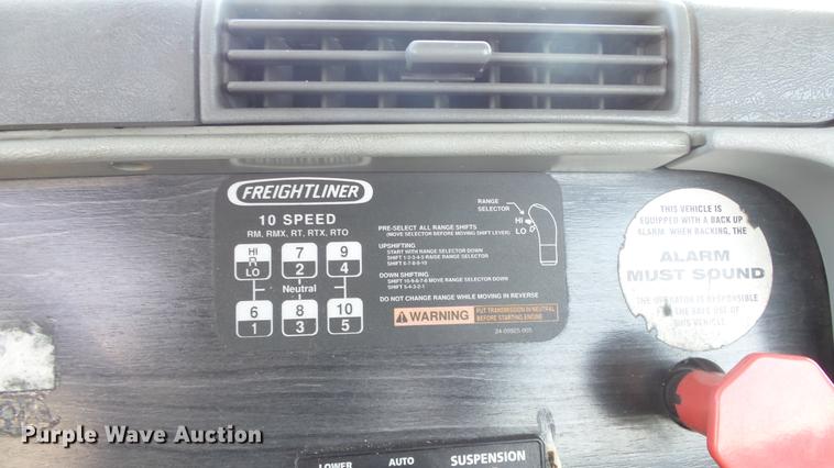 image for item DE7236 2004 Freightliner Columbia semi truck