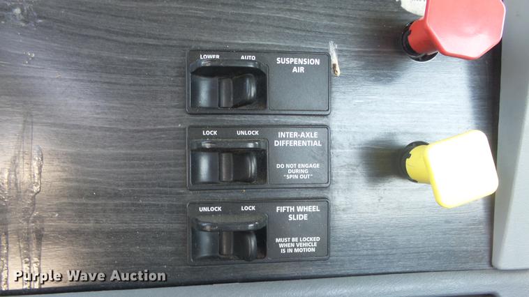 image for item DE7236 2004 Freightliner Columbia semi truck