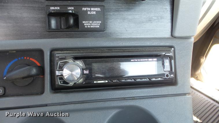 image for item DE7236 2004 Freightliner Columbia semi truck