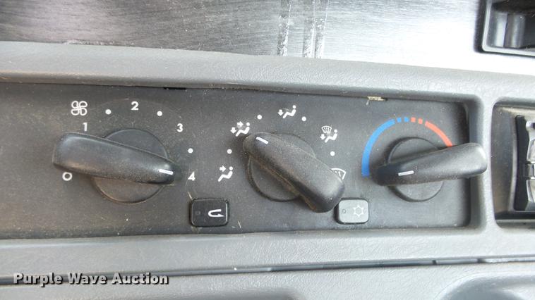 image for item DE7236 2004 Freightliner Columbia semi truck