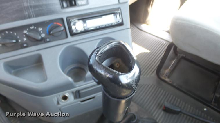 image for item DE7236 2004 Freightliner Columbia semi truck