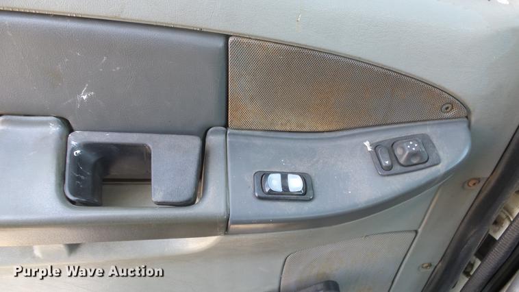 image for item DE7236 2004 Freightliner Columbia semi truck