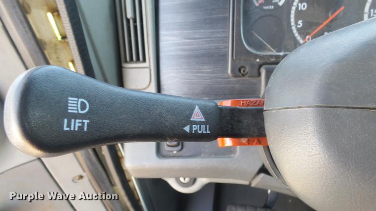 image for item DE7236 2004 Freightliner Columbia semi truck