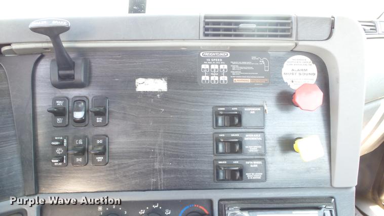 image for item DE7236 2004 Freightliner Columbia semi truck