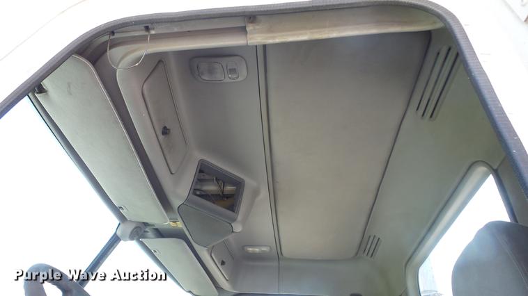 image for item DE7236 2004 Freightliner Columbia semi truck