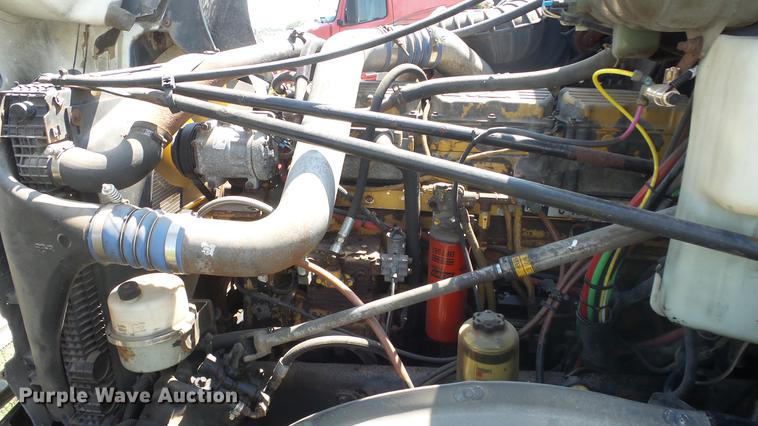 image for item DE7236 2004 Freightliner Columbia semi truck