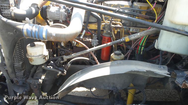 image for item DE7236 2004 Freightliner Columbia semi truck