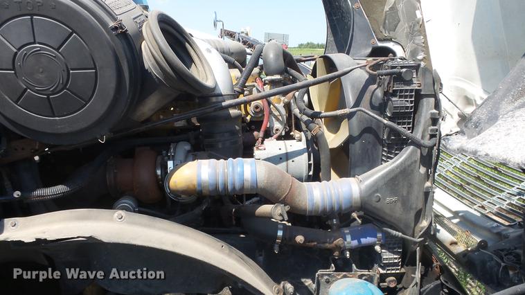 image for item DE7236 2004 Freightliner Columbia semi truck