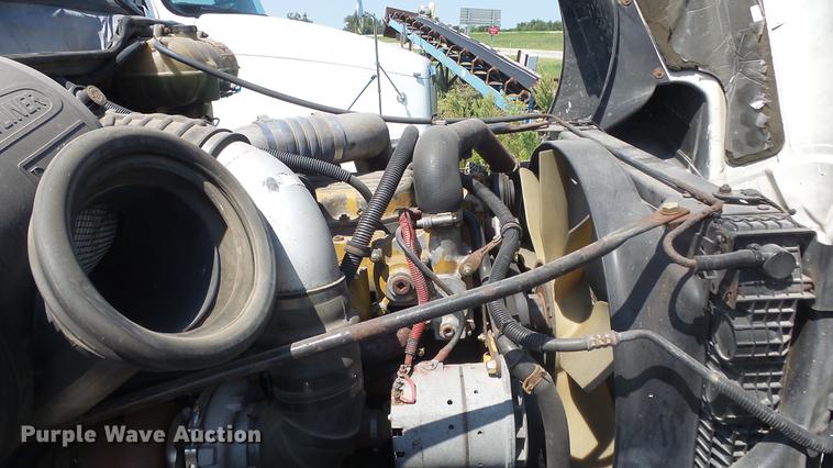 image for item DE7236 2004 Freightliner Columbia semi truck