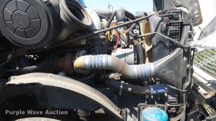 image for item DE7236 2004 Freightliner Columbia semi truck