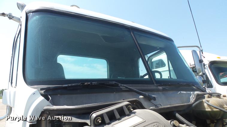 image for item DE7236 2004 Freightliner Columbia semi truck