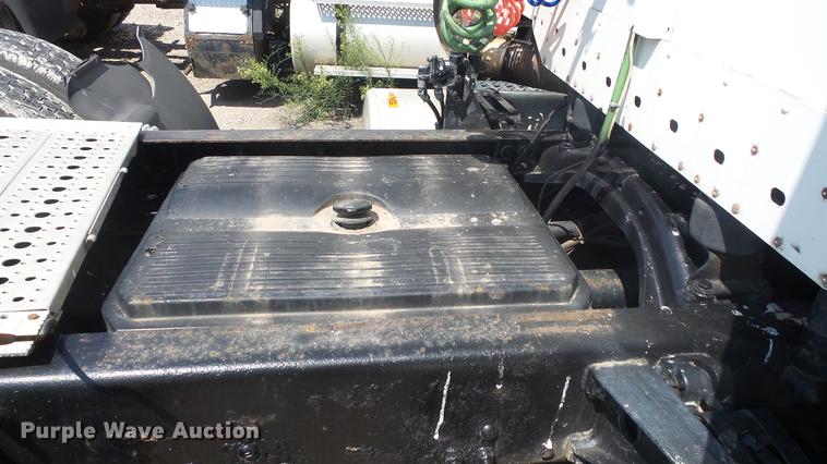 image for item DE7236 2004 Freightliner Columbia semi truck