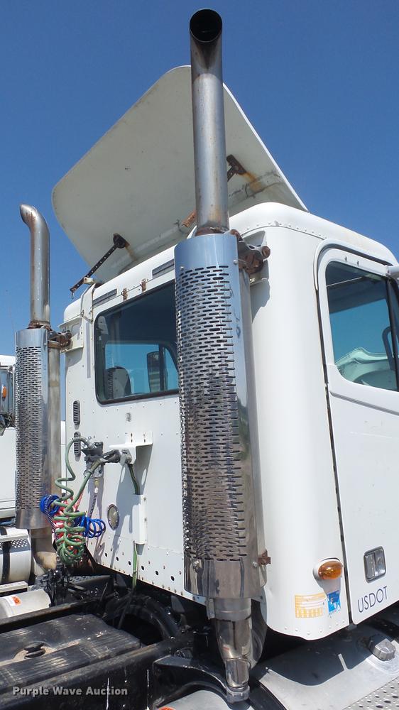 image for item DE7236 2004 Freightliner Columbia semi truck