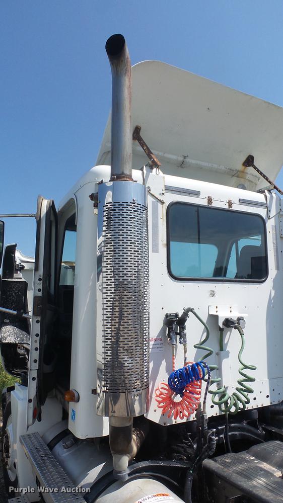 image for item DE7236 2004 Freightliner Columbia semi truck