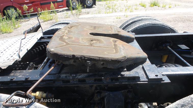 image for item DE7236 2004 Freightliner Columbia semi truck