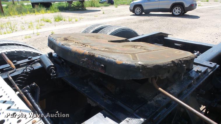 image for item DE7236 2004 Freightliner Columbia semi truck