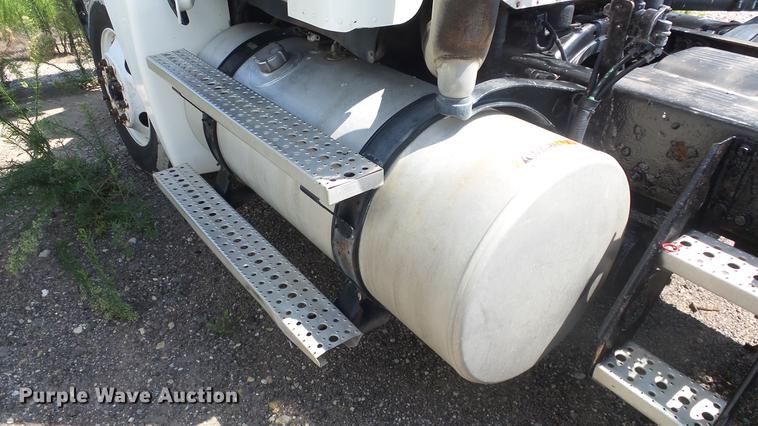 image for item DE7236 2004 Freightliner Columbia semi truck