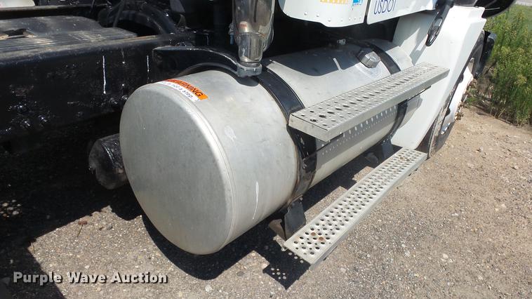 image for item DE7236 2004 Freightliner Columbia semi truck