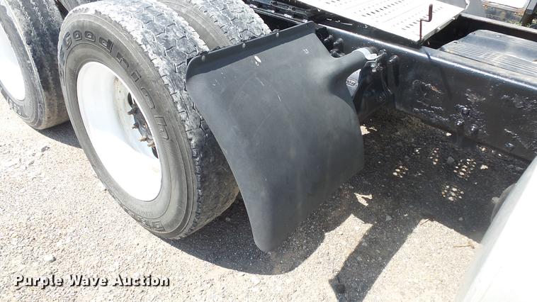 image for item DE7236 2004 Freightliner Columbia semi truck