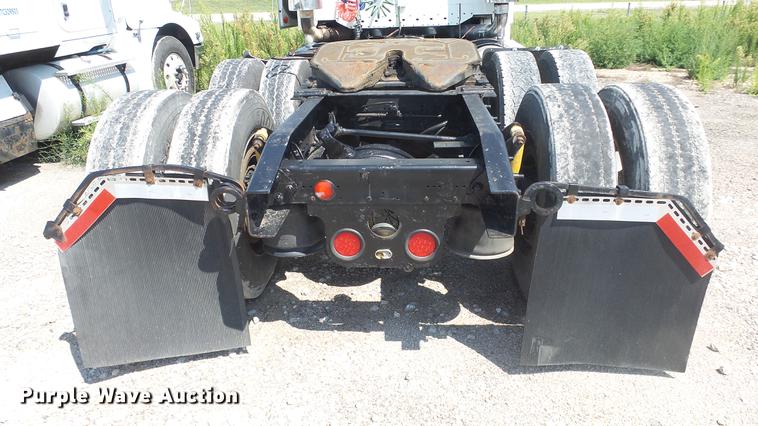 image for item DE7236 2004 Freightliner Columbia semi truck