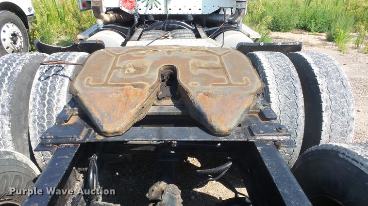 image for item DE7236 2004 Freightliner Columbia semi truck