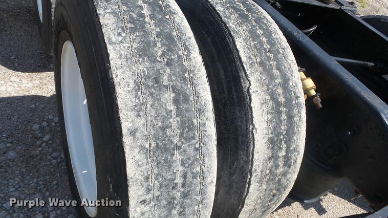 image for item DE7236 2004 Freightliner Columbia semi truck