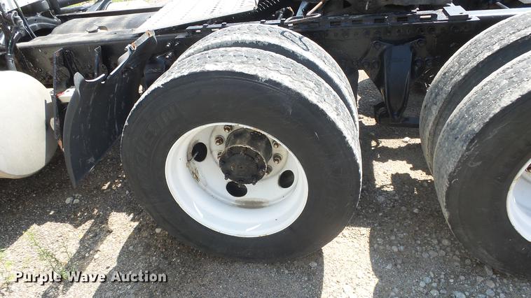 image for item DE7236 2004 Freightliner Columbia semi truck