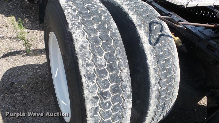 image for item DE7236 2004 Freightliner Columbia semi truck