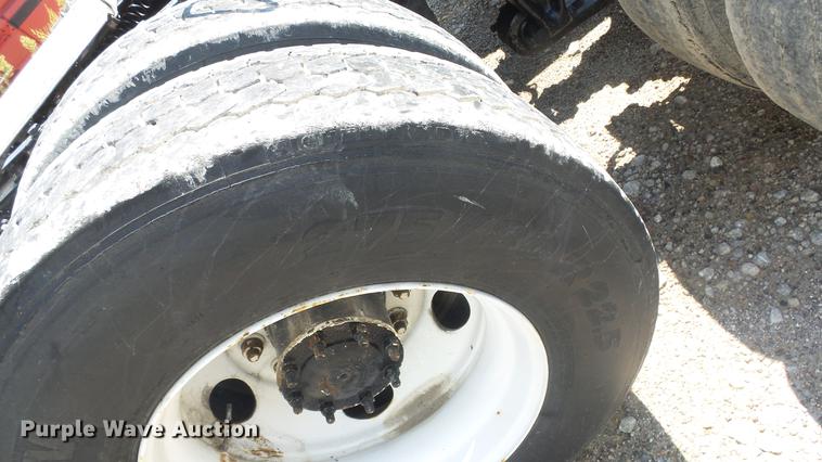 image for item DE7236 2004 Freightliner Columbia semi truck