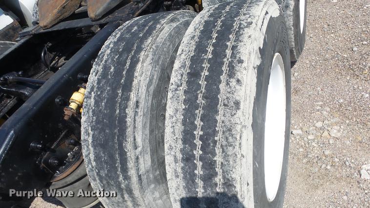 image for item DE7236 2004 Freightliner Columbia semi truck