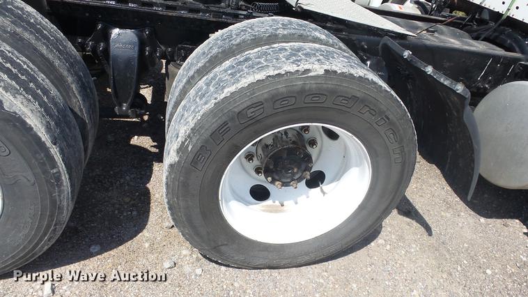 image for item DE7236 2004 Freightliner Columbia semi truck